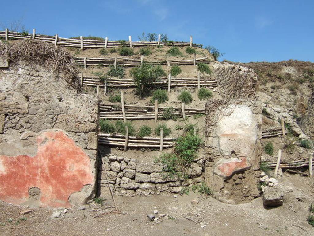 III.5.5 Pompeii. September 2005. Entrance doorway. According to Varone and Stefani, on the east side (right) of the entrance, the graffiti CIL IV 7744 and 7746 were found.  See Varone, A. and Stefani, G., 2009. Titulorum Pictorum Pompeianorum, Rome: L�erma di Bretschneider, (p.278)
According to Epigraphik-Datenbank Clauss/Slaby (See www.manfredclauss.de), these read as �
Paquium 
d(uum)v(irum)  i(ure)  d(icundo)  o(ro)  v(os)  f(aciatis)        [CIL IV 7744]

L(ucium) Albucium [        [CIL IV 7746]
