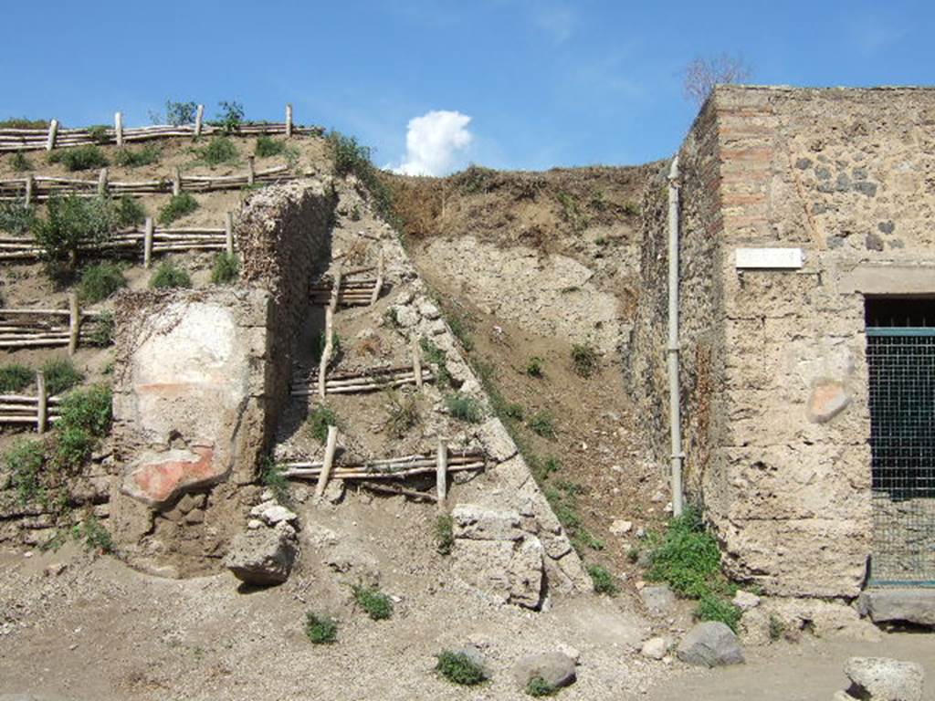 III.5.5 Pompeii. September 2005. Blocked unexcavated roadway, looking north.  III.6.1. In the 1943 bombing, one bomb fell in Via dell�Abbondanza close to the SE corner of the insula III.5.