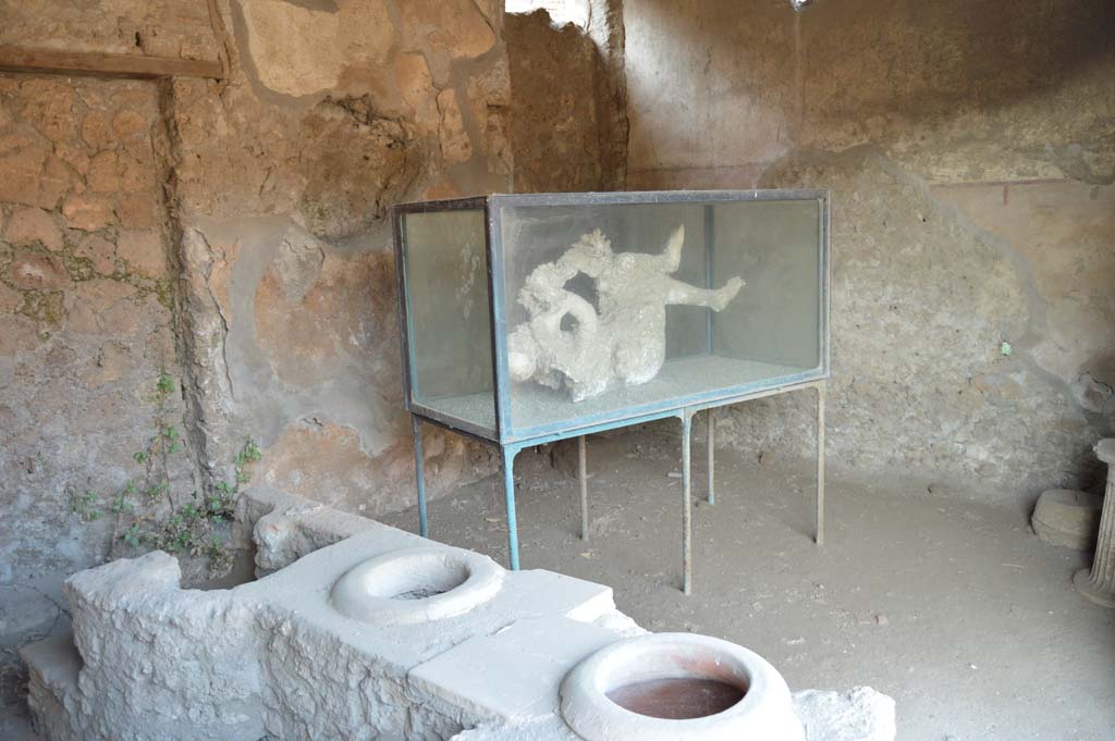 III.6.1 Pompeii. October 2017. Looking across east side of counter and hearth towards north-east corner of bar-room.
Foto Taylor Lauritsen, ERC Grant 681269 DÉCOR.



