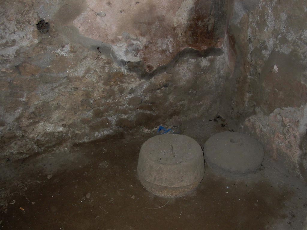 III.6.1 Pompeii. May 2003. Items in south-east corner of bar-room. Photo courtesy of Nicolas Monteix.
