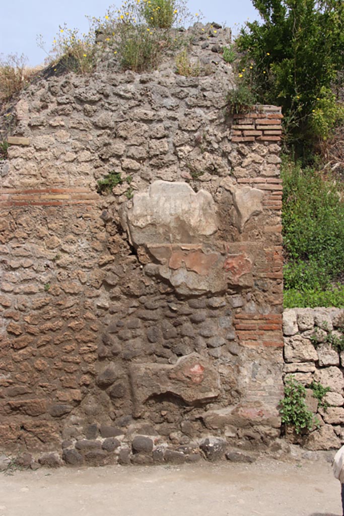 III.6.5 Pompeii. May 2024.
Front façade, with remaining painted plaster on west side of doorway. Photo courtesy of Klaus Heese.