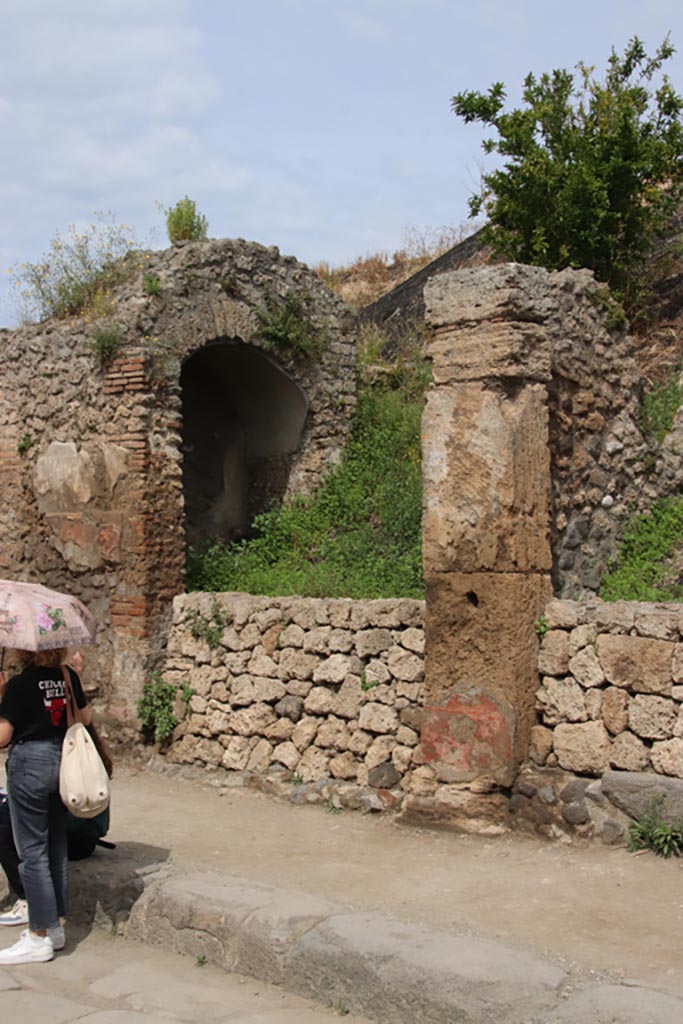 III.6.5 Pompeii. May 2024.
Large recess/niche on west side of entrance doorway. Photo courtesy of Klaus Heese.