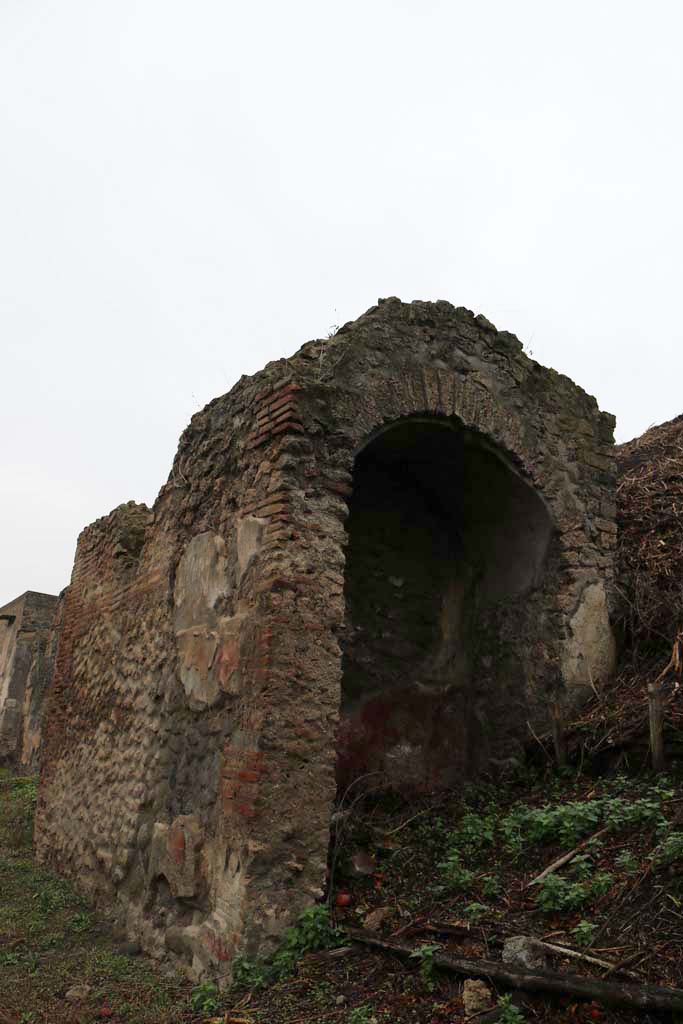III.6.5 Pompeii. December 2018.
Large recess/niche on west side of entrance corridor. Photo courtesy of Aude Durand.