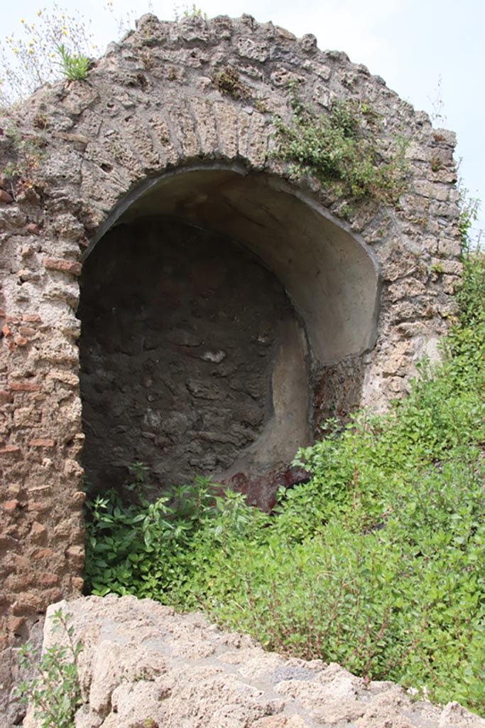 III.6.5 Pompeii. May 2024.
Large niche or recess on west side of entrance doorway. Photo courtesy of Klaus Heese.