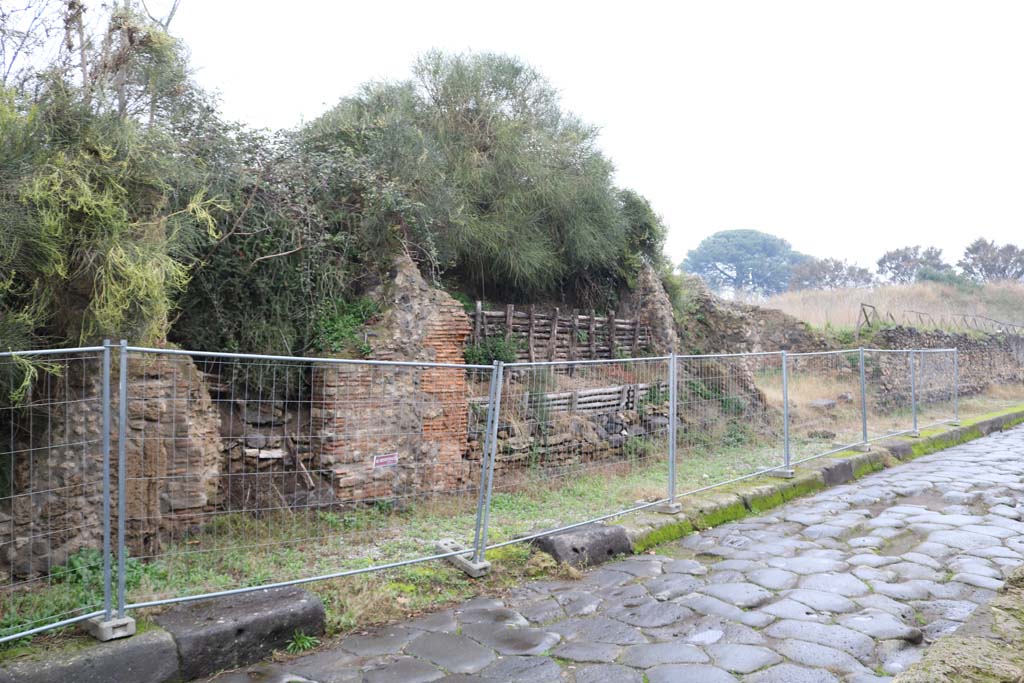 III.7.4 Pompeii, on left, December 2018.
Looking east along insula III.7 on north side of Via dell’Abbondanza. Photo courtesy of Aude Durand.