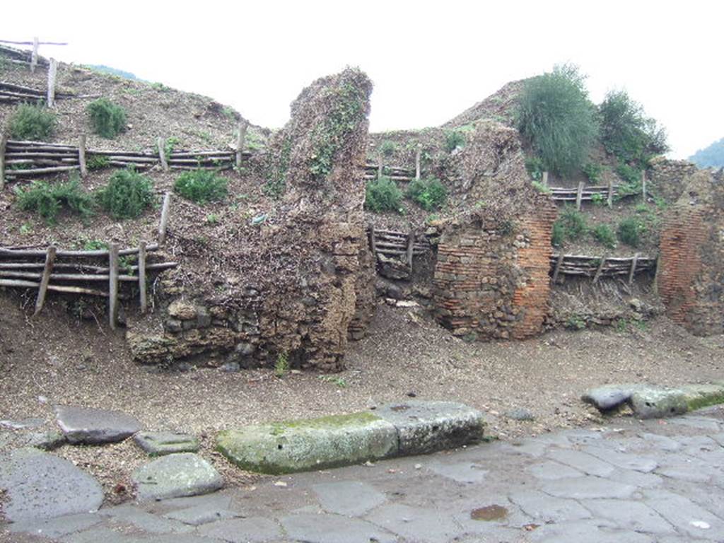 Pompeii. December 2005. III.7.3 with ramp, III.7.4 in centre, III.7.5 on right. Entrances.
