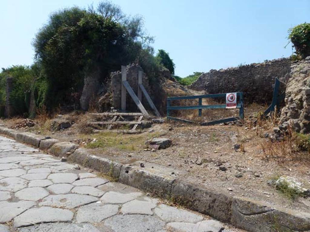 III.7.6 Pompeii. June 2012. Entrance on north side of Via dell’Abbondanza. Photo courtesy of Michael Binns.