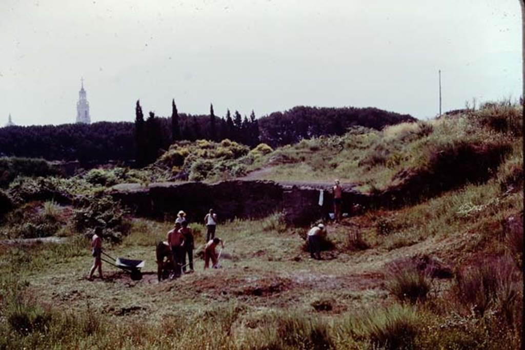 III.7 Pompeii. 1976. Looking south-east across site. Photo by Stanley A. Jashemski.
Source: The Wilhelmina and Stanley A. Jashemski archive in the University of Maryland Library, Special Collections (See collection page) and made available under the Creative Commons Attribution-Non Commercial License v.4. See Licence and use details. J76f0315