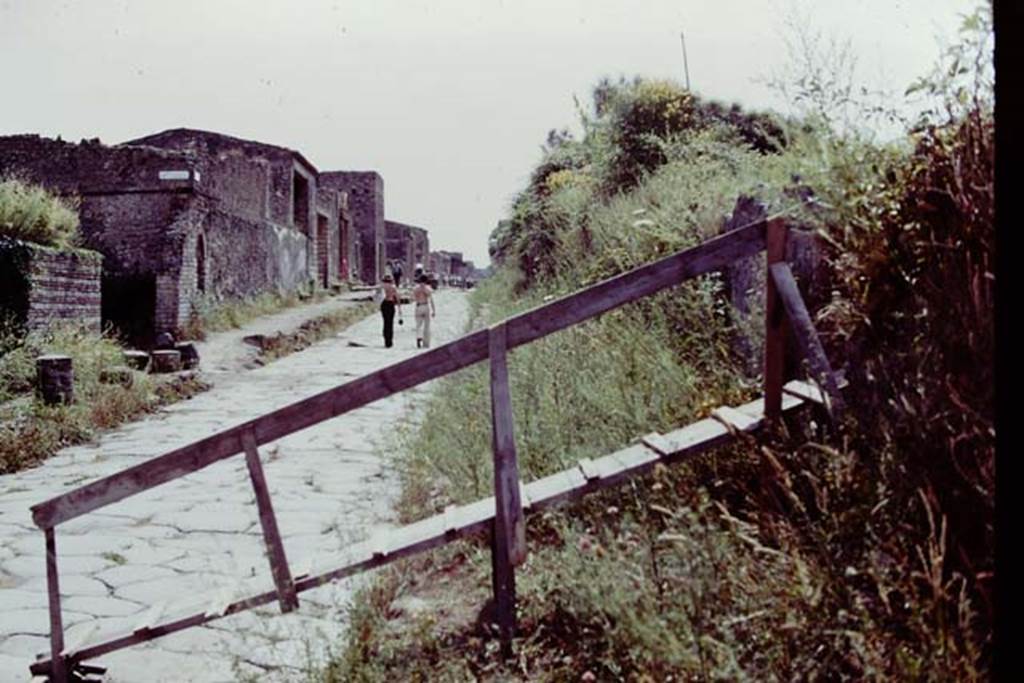 III.7 Pompeii. 1976. Looking west along Via dell’Abbondanza. The ramp was built as the only way up and over into the walled site. Photo by Stanley A. Jashemski.
Source: The Wilhelmina and Stanley A. Jashemski archive in the University of Maryland Library, Special Collections (See collection page) and made available under the Creative Commons Attribution-Non Commercial License v.4. See Licence and use details. J76f0354