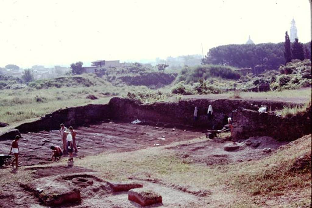 III.7 Pompeii. 1976. Excavations in south- east corner. Photo by Stanley A. Jashemski.
Source: The Wilhelmina and Stanley A. Jashemski archive in the University of Maryland Library, Special Collections (See collection page) and made available under the Creative Commons Attribution-Non Commercial License v.4. See Licence and use details. J76f0342