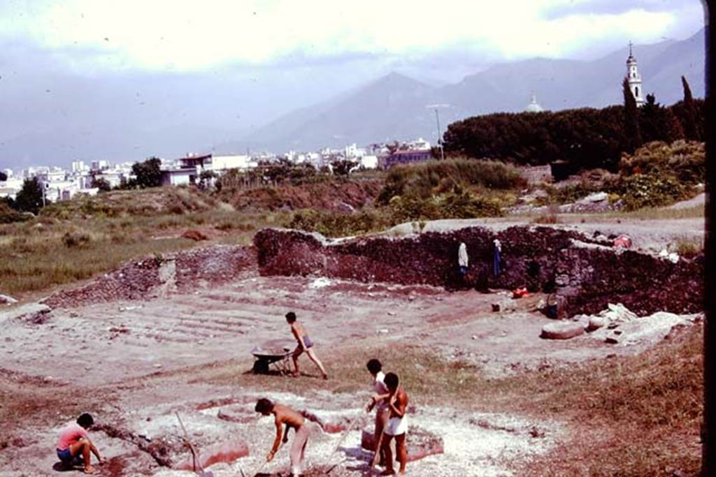 III.7 Pompeii. 1976. Looking south-east across site towards modern Pompeii. Photo by Stanley A. Jashemski.
Source: The Wilhelmina and Stanley A. Jashemski archive in the University of Maryland Library, Special Collections (See collection page) and made available under the Creative Commons Attribution-Non Commercial License v.4. See Licence and use details. J76f0352