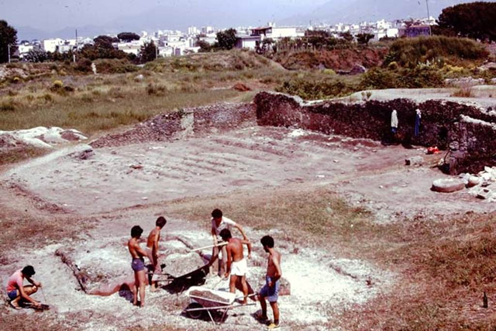 III.7 Pompeii. 1976. Looking south-east across triclinium, during the clearing of its lapilli. Photo by Stanley A. Jashemski.
Source: The Wilhelmina and Stanley A. Jashemski archive in the University of Maryland Library, Special Collections (See collection page) and made available under the Creative Commons Attribution-Non Commercial License v.4. See Licence and use details. J76f0351