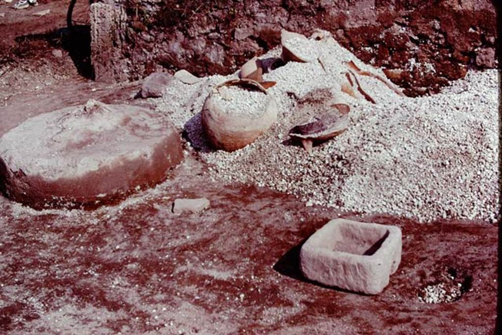 III.7 Pompeii. 1976. Circular object, terracotta pots and a watering basin. Photo by Stanley A. Jashemski.
Source: The Wilhelmina and Stanley A. Jashemski archive in the University of Maryland Library, Special Collections (See collection page) and made available under the Creative Commons Attribution-Non Commercial License v.4. See Licence and use details. J76f0359