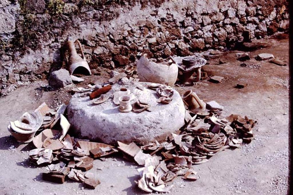 III.7 Pompeii. 1976. Many finds spread out on the circular object. Photo by Stanley A. Jashemski.
Source: The Wilhelmina and Stanley A. Jashemski archive in the University of Maryland Library, Special Collections (See collection page) and made available under the Creative Commons Attribution-Non Commercial License v.4. See Licence and use details. J76f0442
