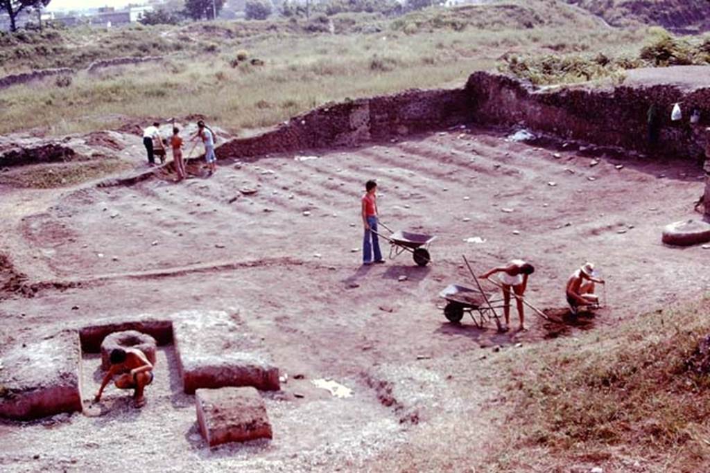 III.7 Pompeii. 1976. Looking south-east across site. Photo by Stanley A. Jashemski.
Source: The Wilhelmina and Stanley A. Jashemski archive in the University of Maryland Library, Special Collections (See collection page) and made available under the Creative Commons Attribution-Non Commercial License v.4. See Licence and use details. J76f0363