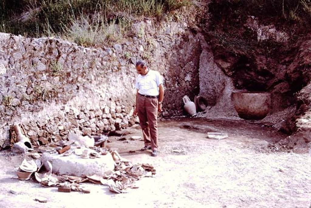 III.7 Pompeii. 1976. South-west corner of site. Photo by Stanley A. Jashemski.
Source: The Wilhelmina and Stanley A. Jashemski archive in the University of Maryland Library, Special Collections (See collection page) and made available under the Creative Commons Attribution-Non Commercial License v.4. See Licence and use details. J76f0450