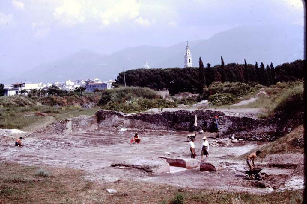 III.7 Pompeii. 1976. Looking south-east across site. Photo by Stanley A. Jashemski.
Source: The Wilhelmina and Stanley A. Jashemski archive in the University of Maryland Library, Special Collections (See collection page) and made available under the Creative Commons Attribution-Non Commercial License v.4. See Licence and use details. J76f0452