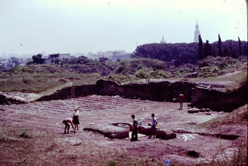 III.7 Pompeii. 1976. Looking south-east across site. Photo by Stanley A. Jashemski.
Source: The Wilhelmina and Stanley A. Jashemski archive in the University of Maryland Library, Special Collections (See collection page) and made available under the Creative Commons Attribution-Non Commercial License v.4. See Licence and use details. J76f0465
