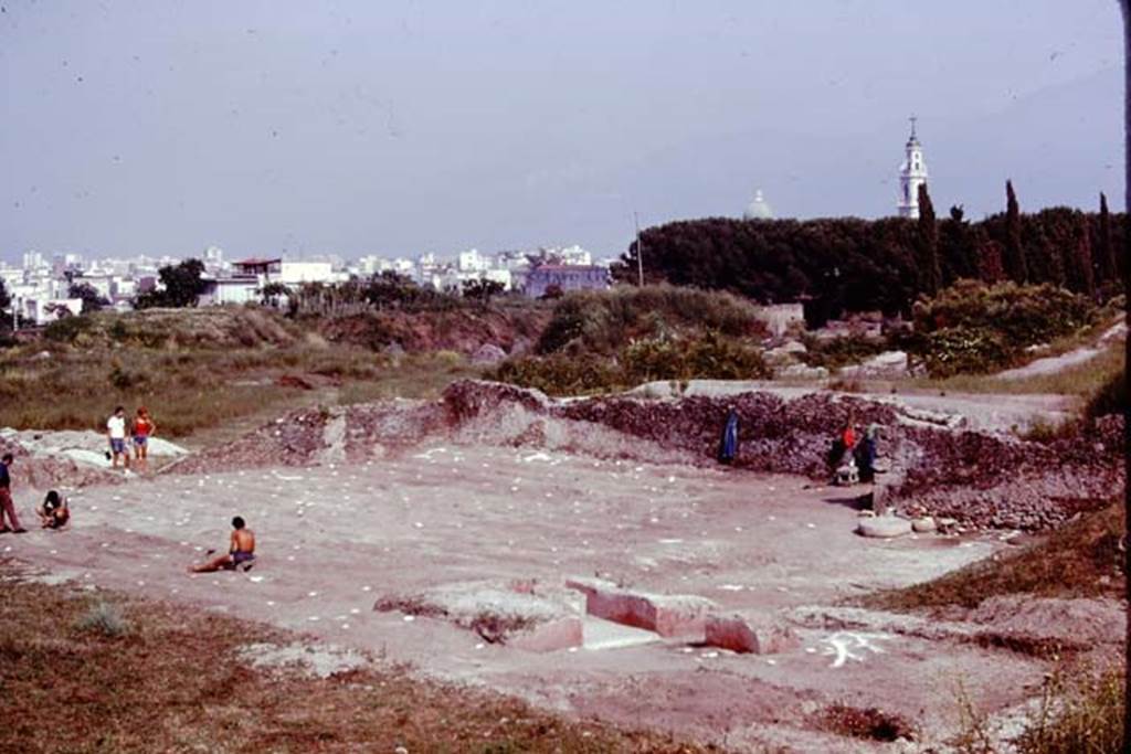 III.7 Pompeii. 1976. Looking south-east across site. Photo by Stanley A. Jashemski.
Source: The Wilhelmina and Stanley A. Jashemski archive in the University of Maryland Library, Special Collections (See collection page) and made available under the Creative Commons Attribution-Non Commercial License v.4. See Licence and use details. J76f0492