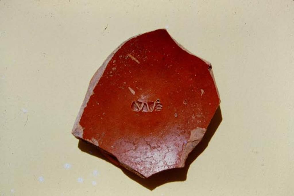 III.7 Pompeii. 1975. Fragment of Arretine ware, found near south wall.
Source: The Wilhelmina and Stanley A. Jashemski archive in the University of Maryland Library, Special Collections (See collection page) and made available under the Creative Commons Attribution-Non Commercial License v.4. See Licence and use details. J75f0730