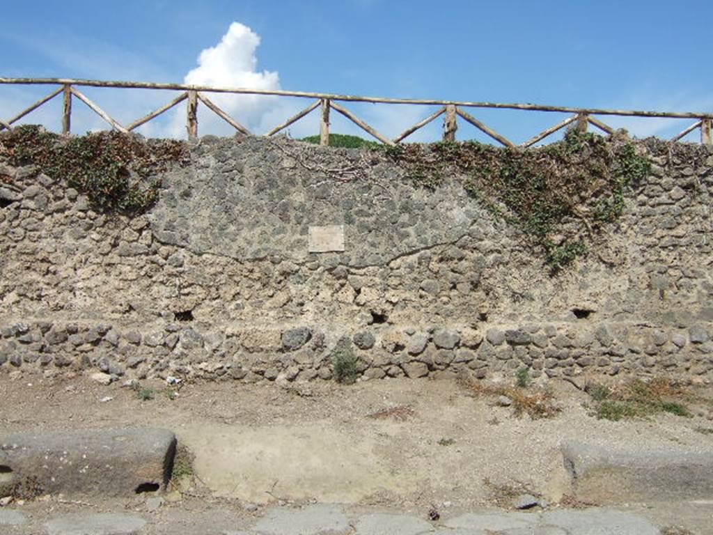 III.7.6/7 Pompeii.
Possible roadway (now blocked) forming crossroads at Via dell’Abbondanza. The area to the right is still referred to as part of III.7