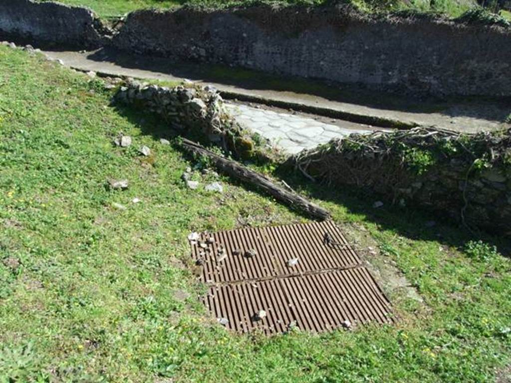 III.7 Pompeii. March 2009. Grating over the Sarno canal.