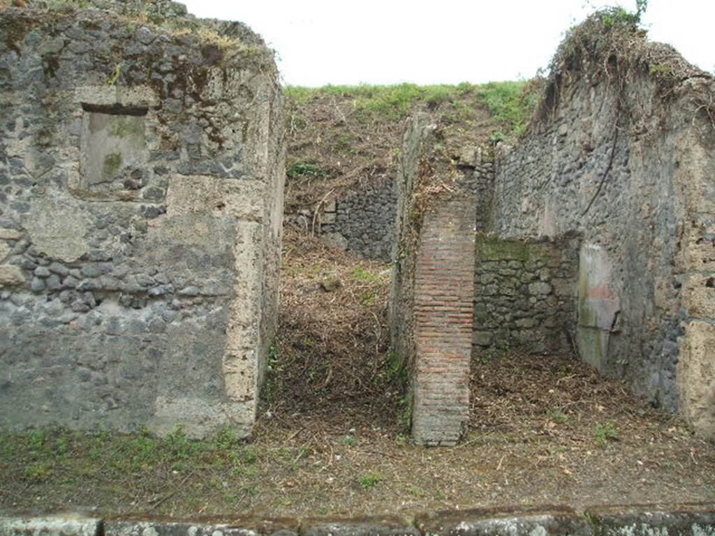 III.8.4 Pompeii (on left). May 2005. Entrance of fauces leading to atrium. According to Liselotte Eschebach the painting identified by Fröhlich as F22 may come from the facade of this house. See Eschebach, L., 1993. Gebäudeverzeichnis und Stadtplan der antiken Stadt Pompeji. Köln: Böhlau. (p. 111).