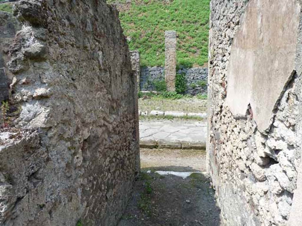 III.8.4 Pompeii. May 2010. Looking north along entrance corridor to entrance and Via di Nola.