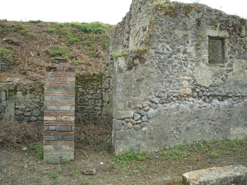 III.8.5 Pompeii (in centre) and III.8.6 (on left). May 2005.Entrance leading to room with rear door which has been blocked up. Between the front door and rear door is a room.
According to Liselotte Eschebach this could be steps to the upper floor, or it could be a cella meretricia or a latrine. See Eschebach, L., 1993. Gebäudeverzeichnis und Stadtplan der antiken Stadt Pompeji. Köln: Böhlau. (p. 111).