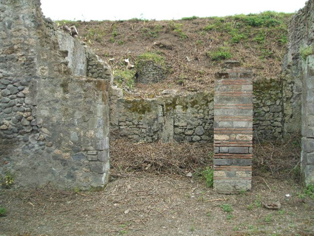 III.8.6 Pompeii (in centre) and III.8.5 (on right). May 2005. Entrance to a vestibule, with possible steps to upper floor, and rear door leading to atrium and workshop.