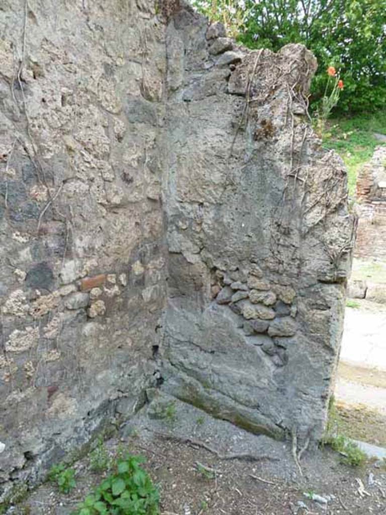 III.8.8 Pompeii. May 2010. North-west corner of bar room.
According to the Giorn. dei Soprastanti, near the right entrance pillar of the bar room at the height of about a metre from the ground, a human skeleton was found in the lapilli.
Found leaning against him was a large broken amphora in many pieces.
Found between the podium and the amphora was a large grey slab of marble.
See Notizie degli Scavi di Antichità, 1905, (p.275)