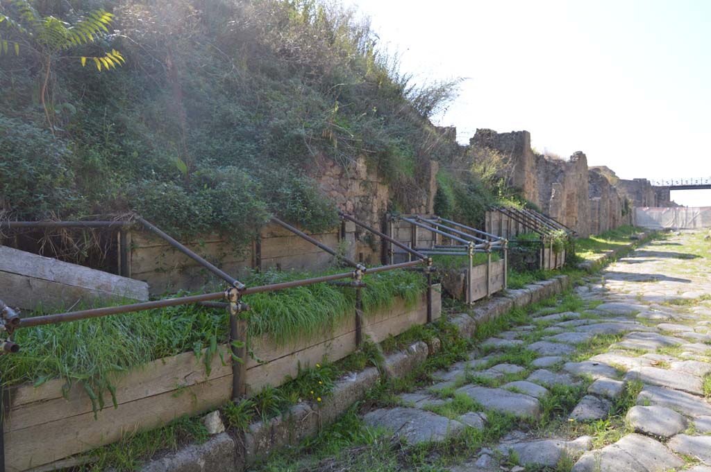 Via di Nola, south side, Pompeii. October 2017. Looking west along Insula III.9 from III.9.3 towards IX.14, by road-bridge, on right.
Foto Taylor Lauritsen, ERC Grant 681269 DÉCOR.