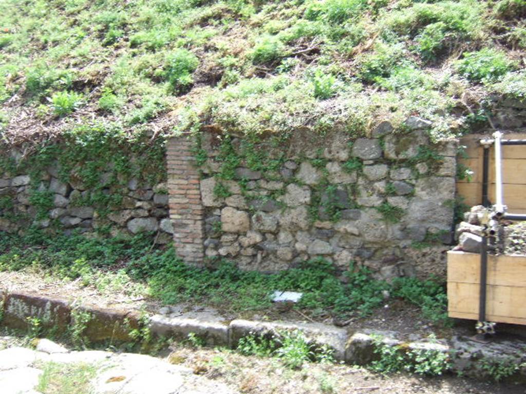 III.9.4 (on left) and III.9.3 Pompeii. May 2006.