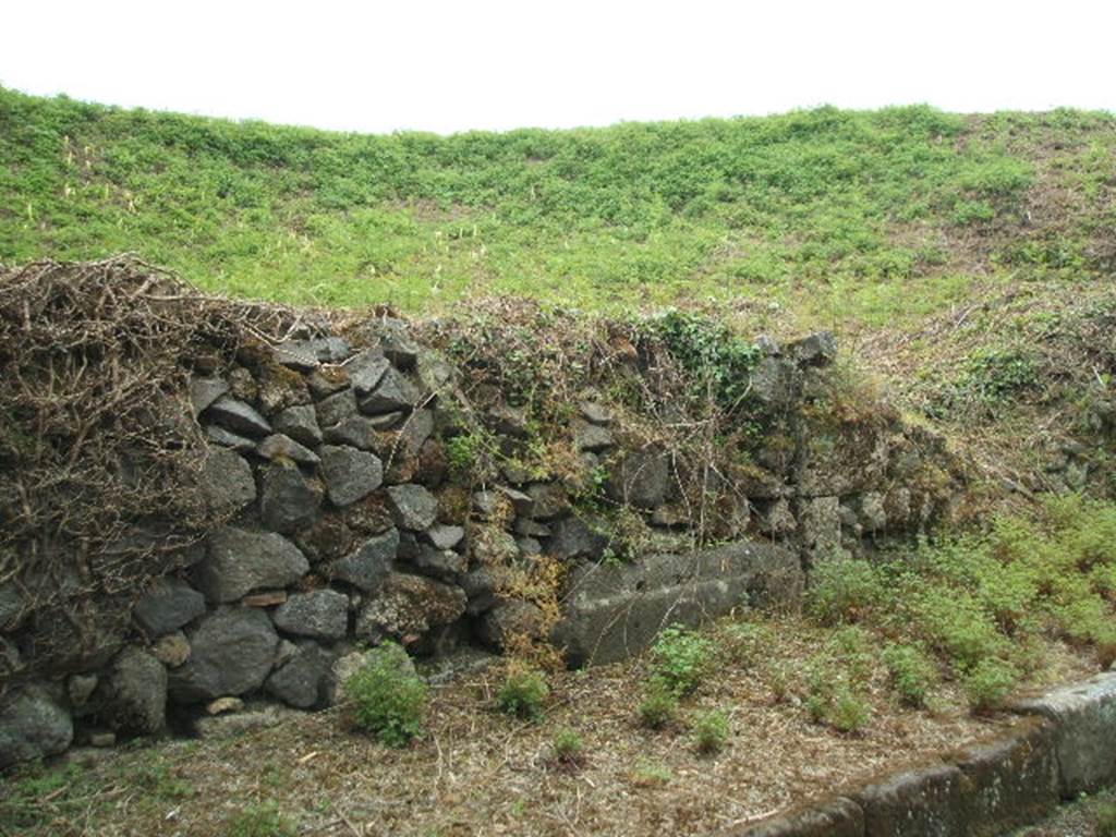 III.10.1 Pompeii. May 2005. Front wall on Via Nola.
It is difficult to reconcile the entrances in this insula with the plans as the entrances onto Via Nola have been filled in or are unexcavated.