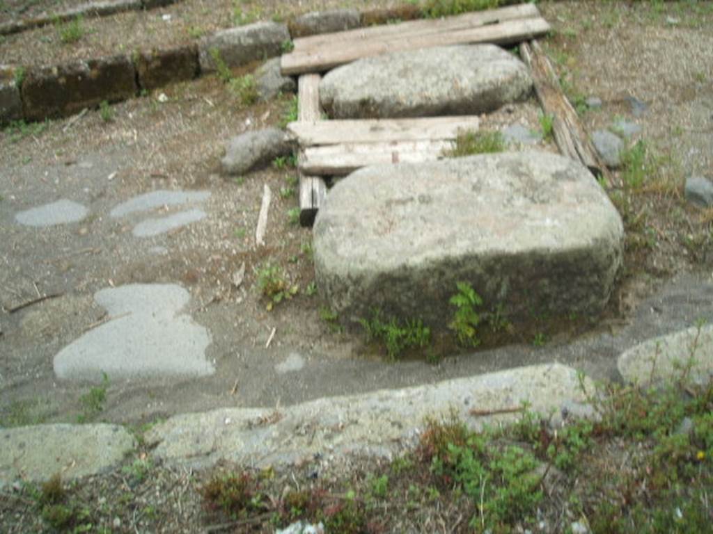 Stepping stones in Via Nola, outside III.10.4, Pompeii. May 2005