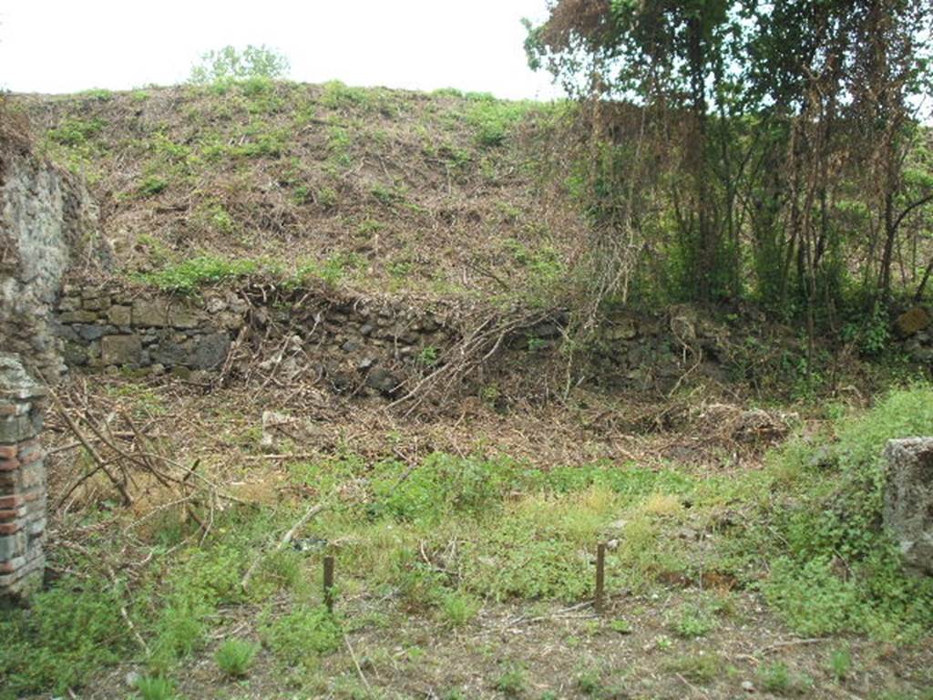 III.10.6 Pompeii. May 2005. Looking south across shop room of thermopolium.
It is difficult to reconcile the entrances in this insula with the plans
as the entrances onto Via Nola have been filled in or are unexcavated.