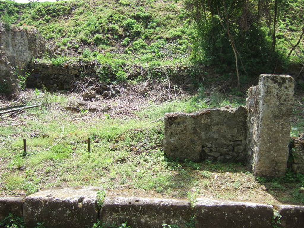 III.10.6 Pompeii. May 2006. West side of thermopolium. Looking south.
