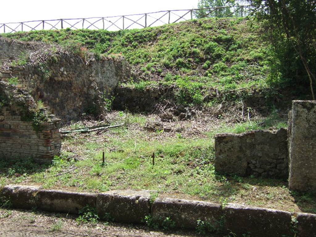 III.10.6 Pompeii. May 2006. Looking towards the rear south east corner.