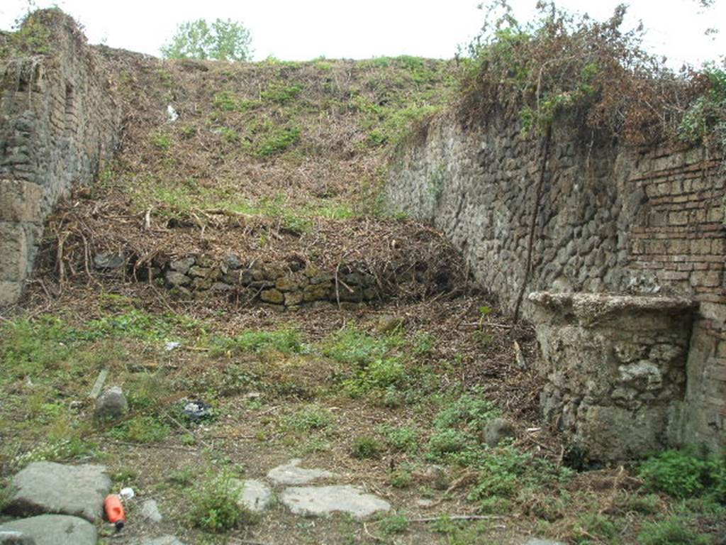 III.11.1 Pompeii. May 2005. Blocked roadway and Street altar. III.10