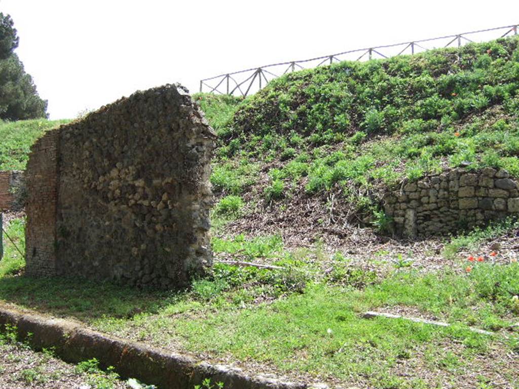 III.11.4 Pompeii. May 2006. Entrance, looking south east, towards the site of a wall with a doorway to III.11.5