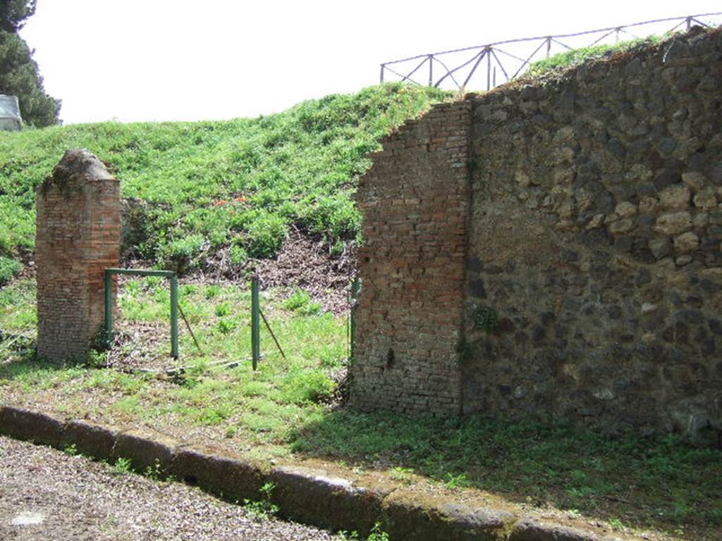III.11.5 Pompeii. May 2006. Entrance to caupona.