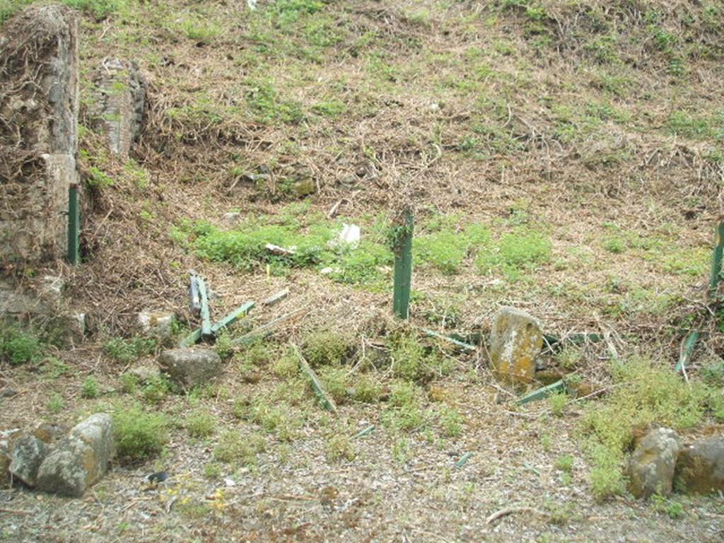 III.11.6 Pompeii. May 2005. Entrance with ramp.
It is difficult to reconcile the entrances in this insula with the plans
as the entrances onto Via Nola have been filled in or are unexcavated.
