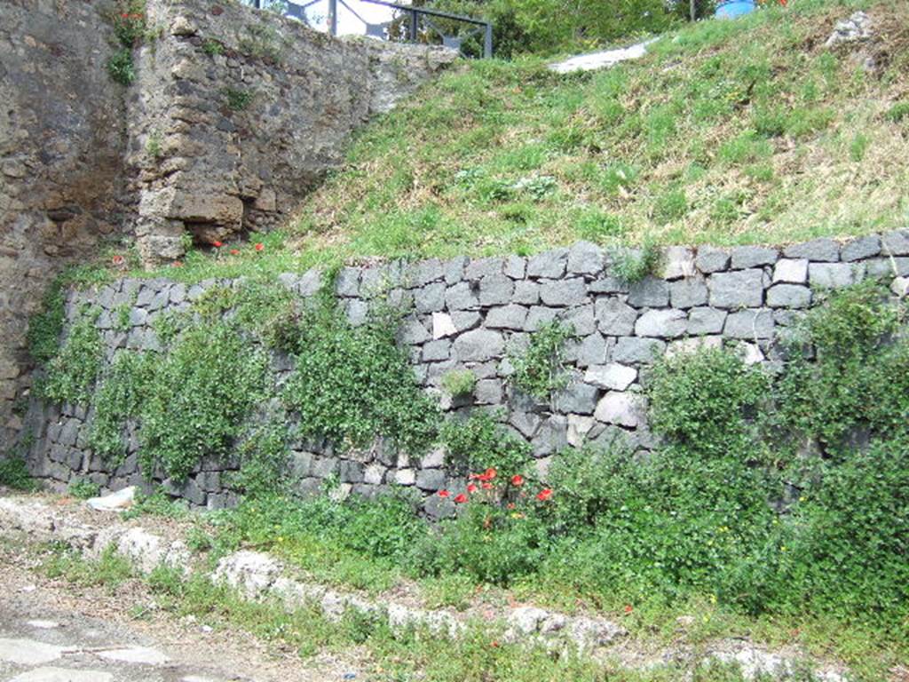 IV.1.a and IV.1.b Pompeii. May 2006. Sites of entrances.