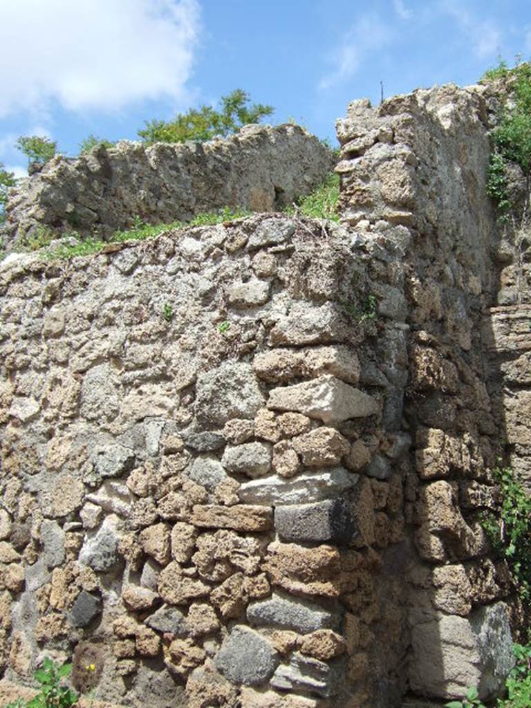 IV.1.c Pompeii. May 2006. Corner of front wall on Via Nola.