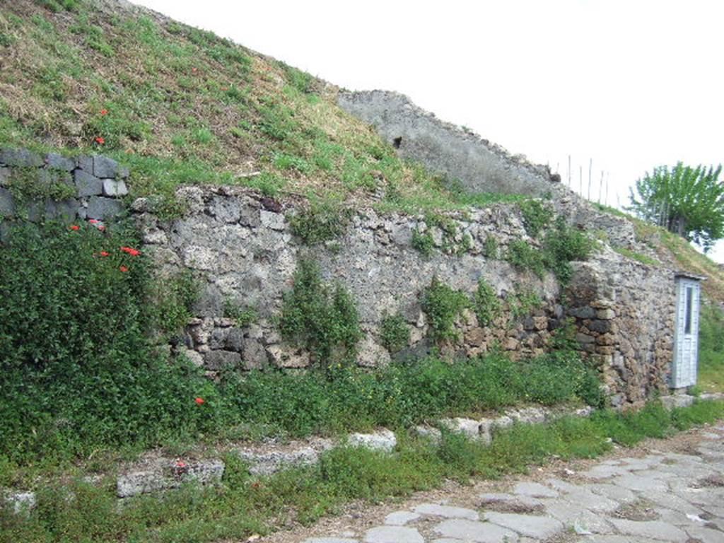 IV.1.c Pompeii. May 2006. Front wall on north side of Via Nola.