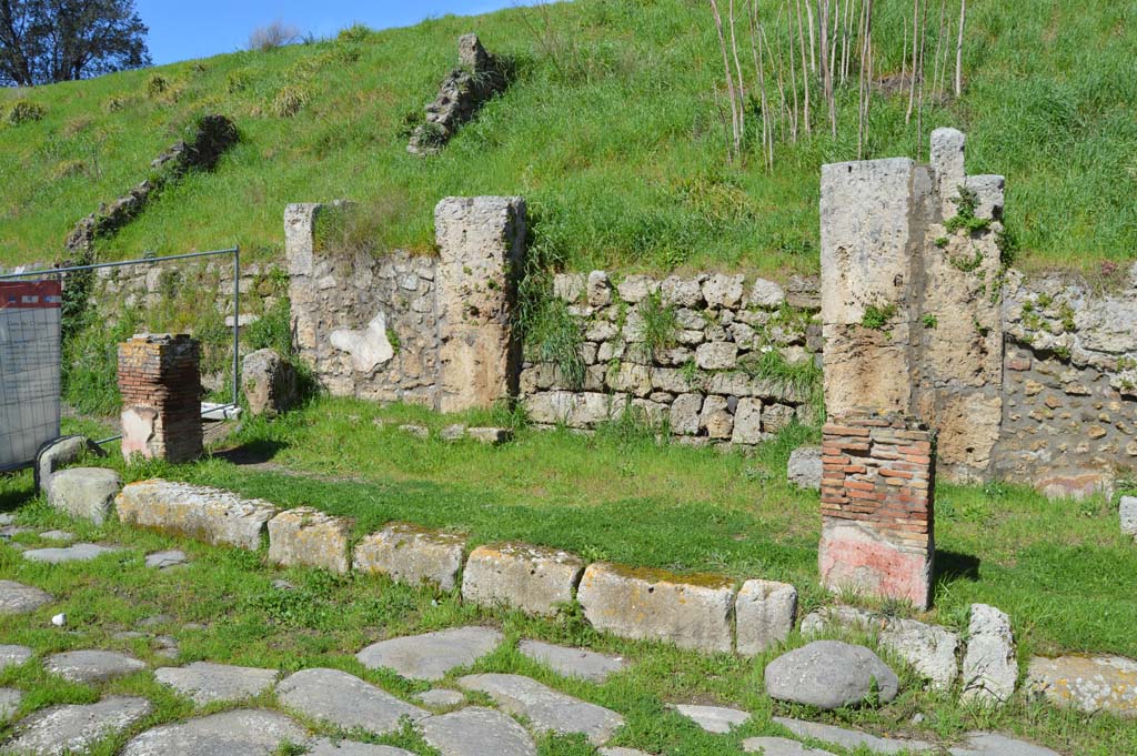 IV.2.a, Pompeii. March 2018. Looking north-west towards entrance doorway on north side of Via di Nola.
Foto Taylor Lauritsen, ERC Grant 681269 DÉCOR.
