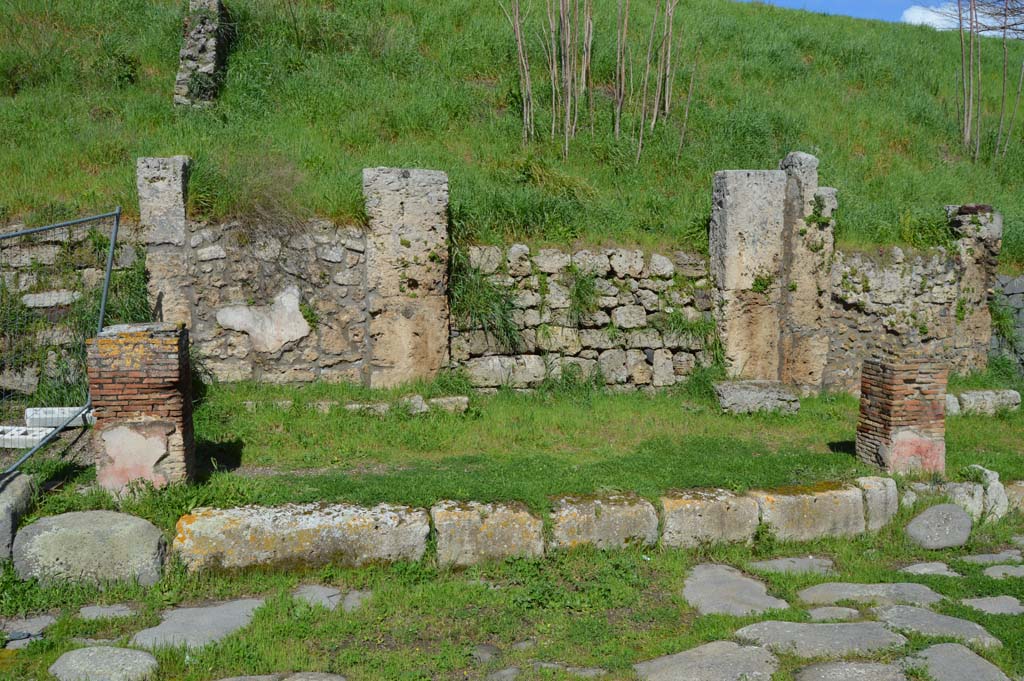 IV.2.a, Pompeii. March 2018.
Looking north from Via di Nola, across a small portico with two pilasters for holding up a balcony, towards entrance doorway.
Foto Taylor Lauritsen, ERC Grant 681269 DÉCOR.
