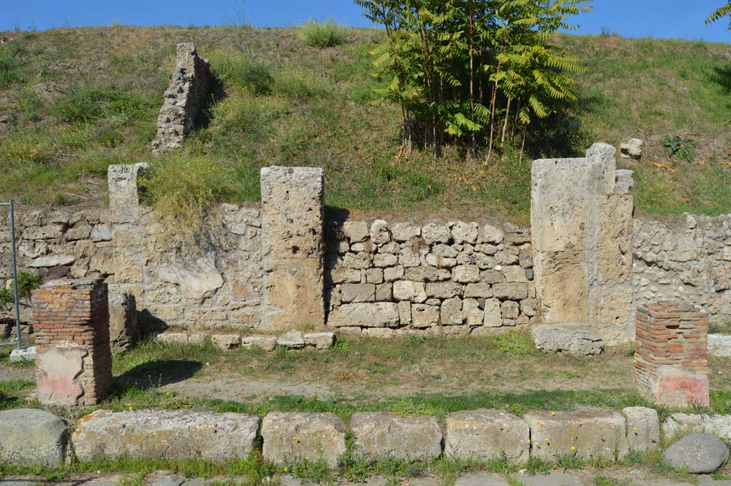 IV.2.a, Pompeii. October 2017. Looking north towards upper side wall in unexcavated roadway, centre left.
Foto Taylor Lauritsen, ERC Grant 681269 DÉCOR.