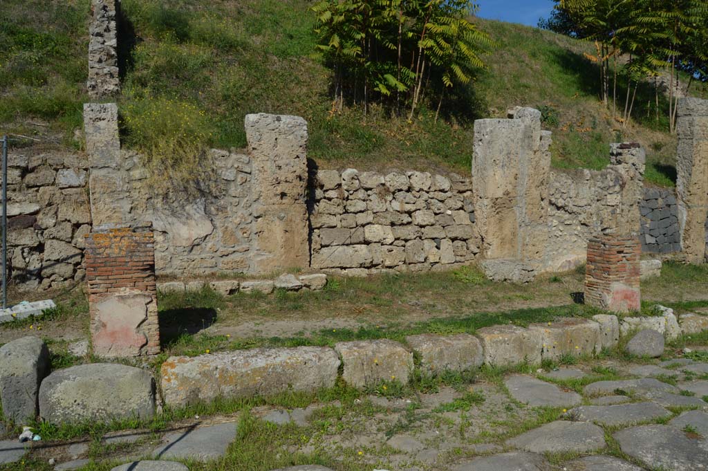 IV.2.a, Pompeii. October 2017. Looking north to entrance doorway, in centre.
Foto Taylor Lauritsen, ERC Grant 681269 DÉCOR.