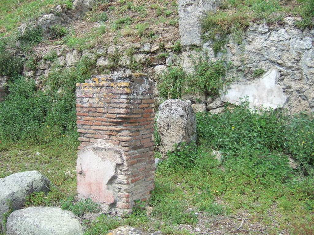 IV.2.a Pompeii. May 2006. West side of small portico.